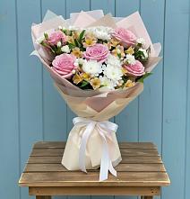 Букет цветов из:  Гвоздики, Орхидеи и Розы в Волжском Самарской области