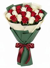 Букет Микс из красных и белых роз в Волжском Самарской области