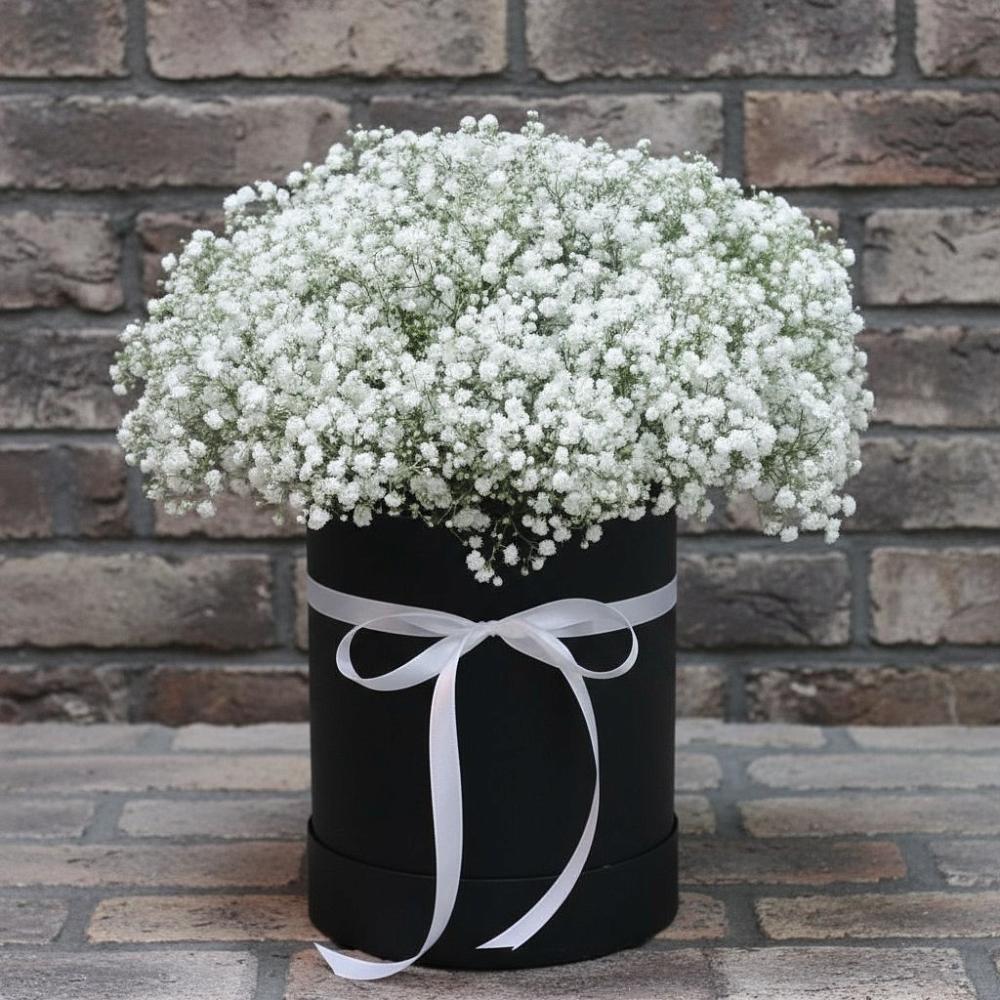 Цветочная композиция из Гипсофила в шляпной коробке в Волжском Самарской области