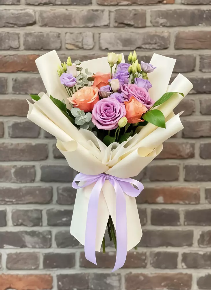 Букет цветов из: Лизиантусы и Розы в Волжском Самарской области