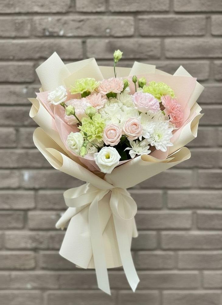 Букет цветов из: Гвоздики, Розы, Лизиантусы и Хризантемы в Волжском Самарской области