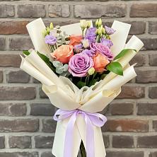 Букет цветов из:  Лизиантусы и Розы в Волжском Самарской области