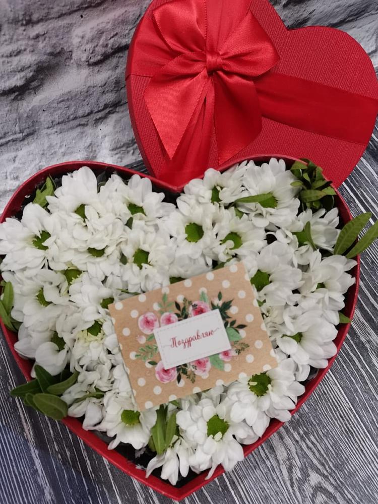 Цветочная композиция из Хризантемы в виде сердца в Волжском Самарской области