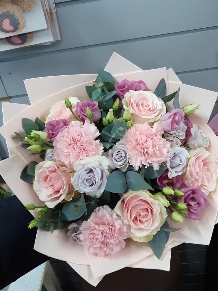 Букет цветов из: Розы, Гвоздики и Лизиантусы в Волжском Самарской области