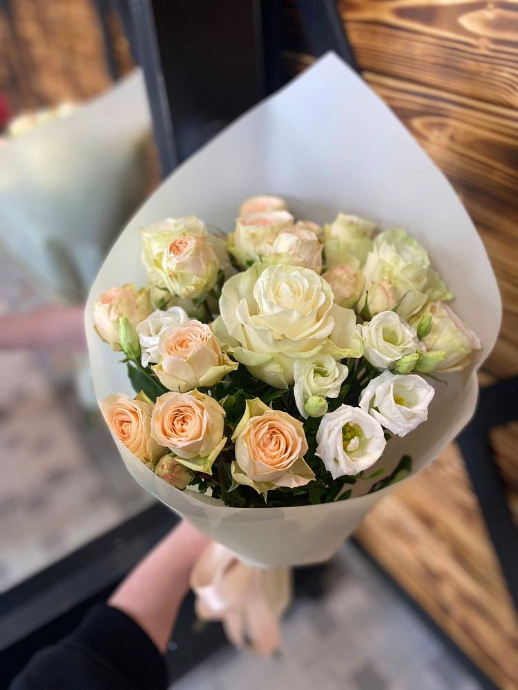 Букет цветов из: Розы и Лизиантусы в Волжском Самарской области